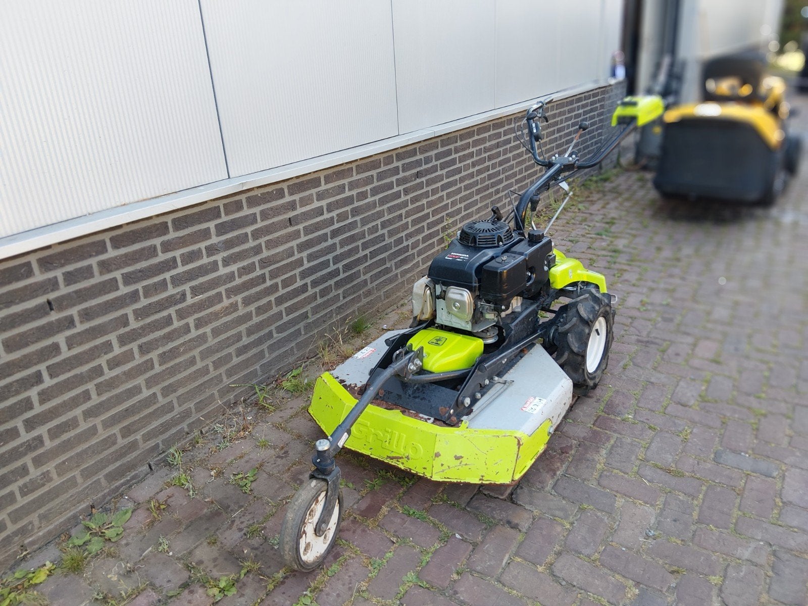 Grillo ruwterein maaier, Ophalen, Cirkelmaaier, Versnellingen, Benzine-grasmaaier