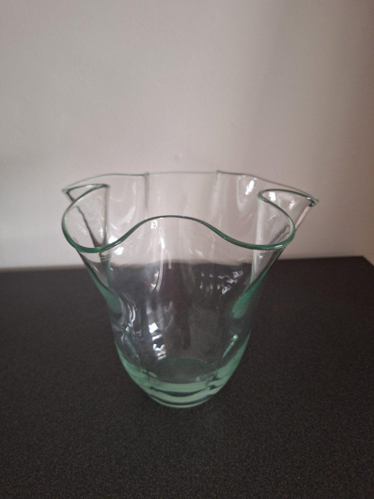 Mooie glazen vaas met groene tint, 17 cm hoog, Ophalen