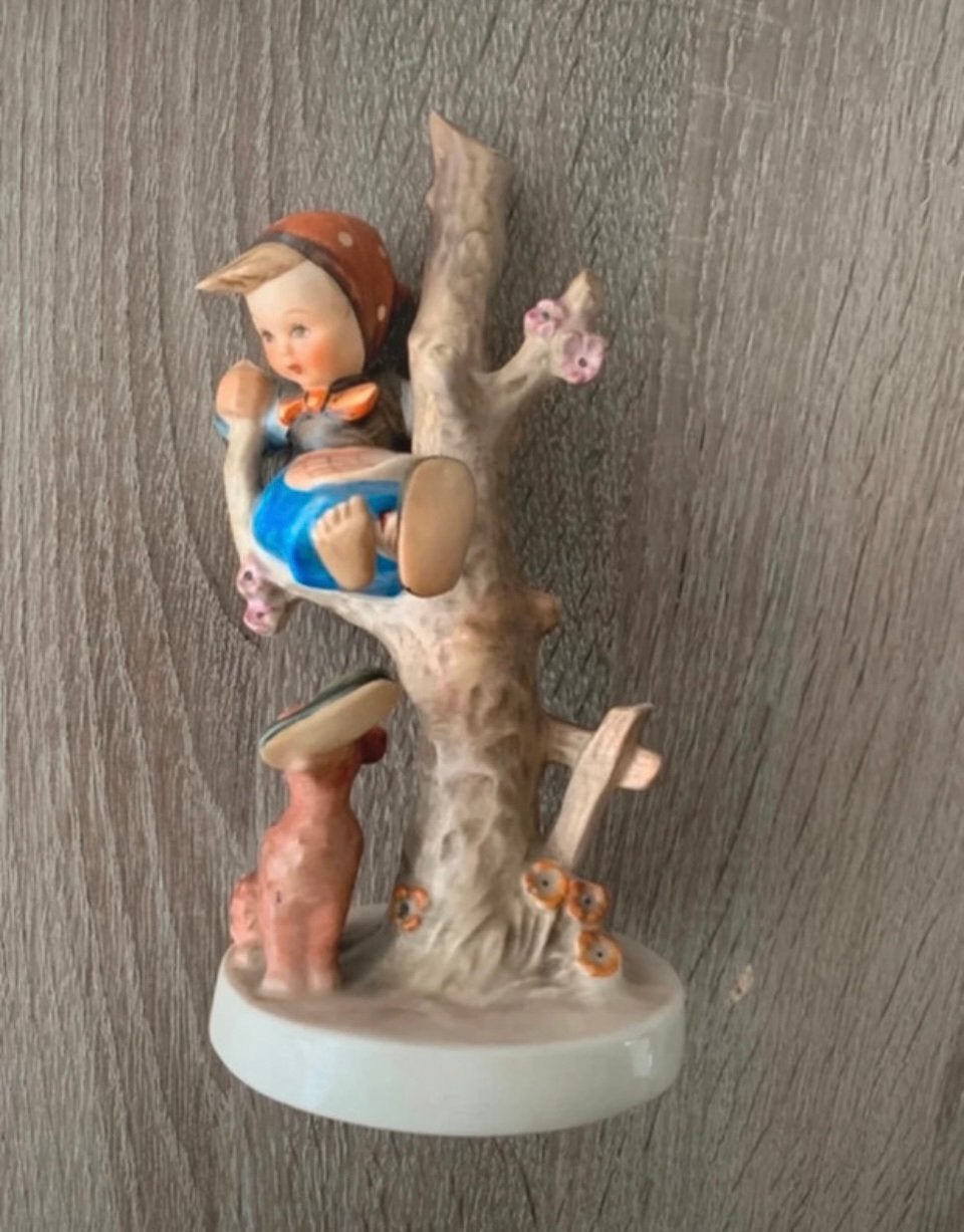 Goebel Hummel Girl on Tree Branch, Ophalen of Verzenden, Zo goed als nieuw, Hummel