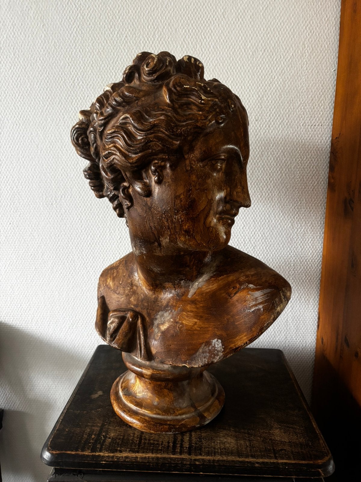 Imposante klassieke vrouwenbuste – bronskleurig – 53 cm, Ophalen, Gips, Buste, 50 - 100 cm