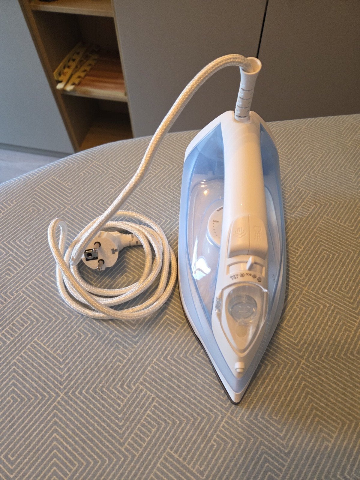 Philips GC1740 EasySpeed Stoomstrijkijzer, Ophalen of Verzenden, Zo goed als nieuw, Strijkijzer met snoer
