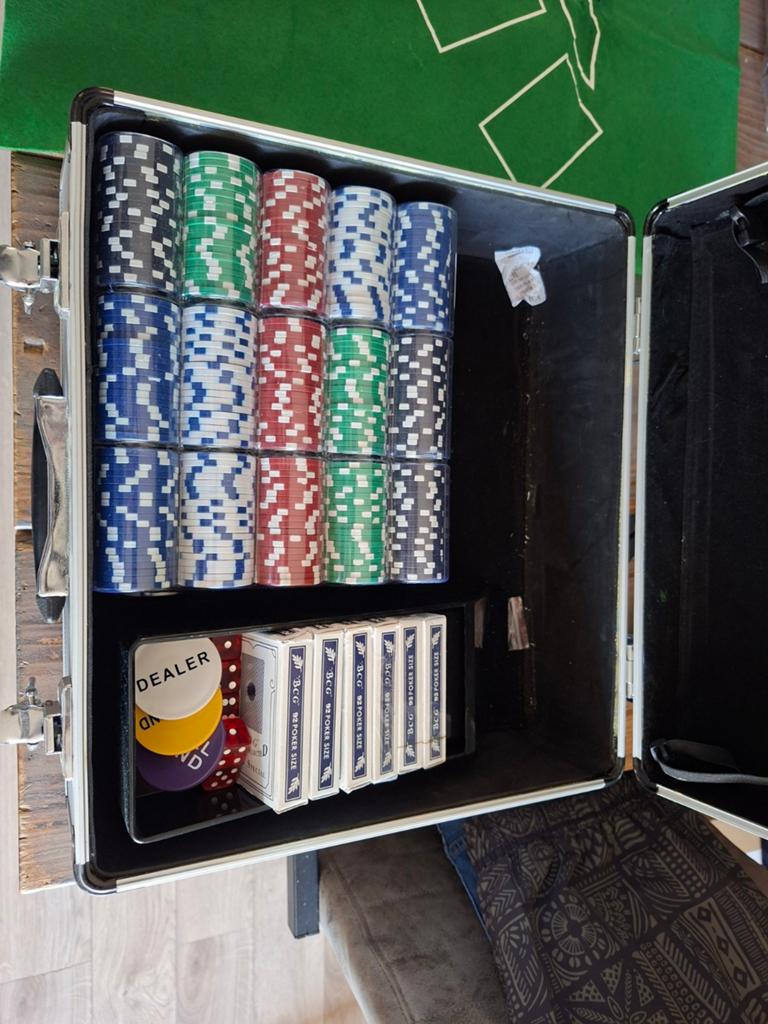 Grote Pokerset met Elektrische Schudmachine en Speelmat, Vijf spelers of meer, Ophalen of Verzenden, Zo goed als nieuw
