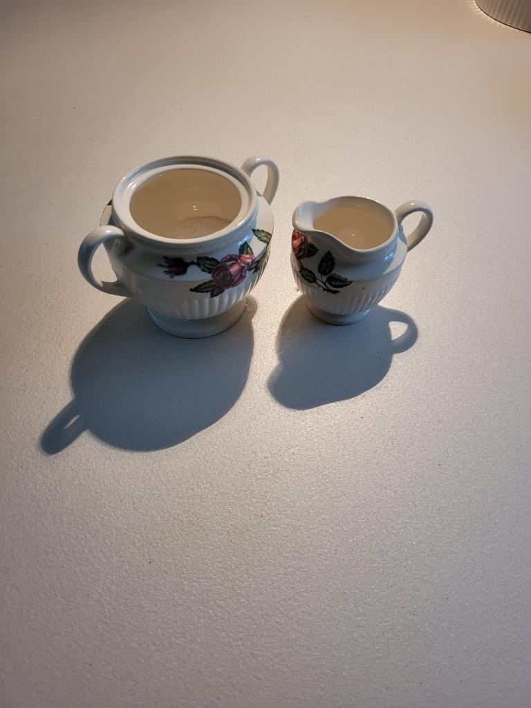 Wedgwood  melk en suiker stelletje, Huis en Inrichting, Ophalen of Verzenden, Zo goed als nieuw, Aardewerk, Overige typen
