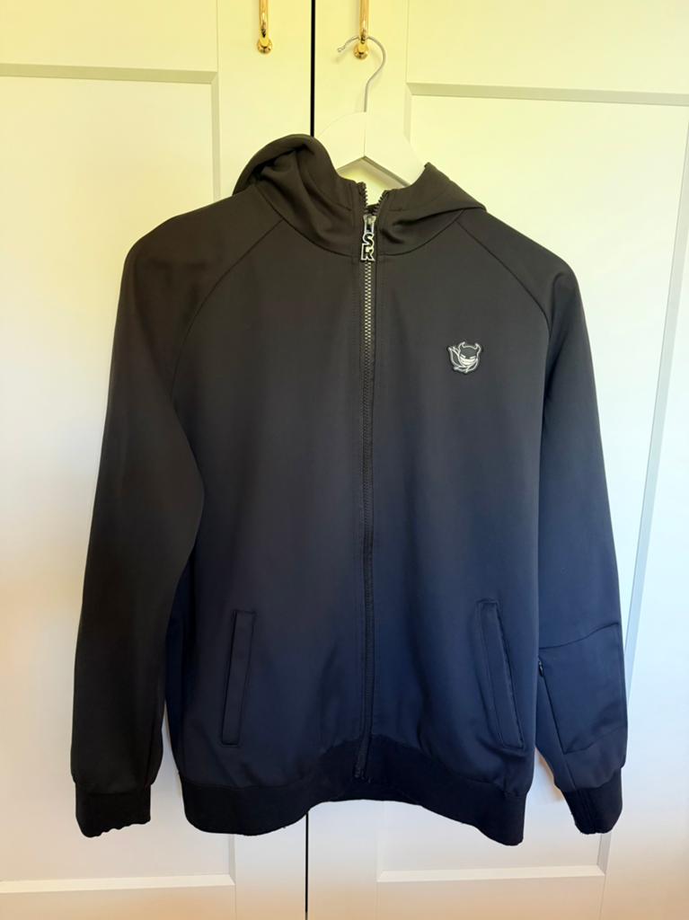SuperRebel softshell jas zwart met capuchon maat 176, Ophalen of Verzenden, Zo goed als nieuw, Jongen, Jas
