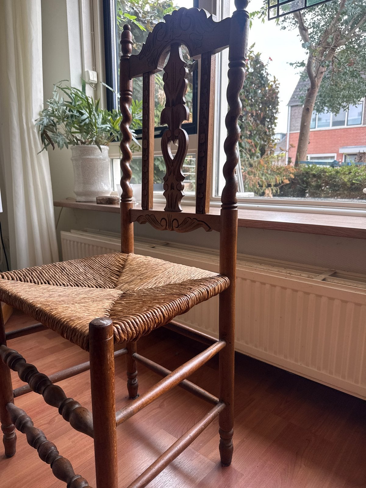 Antieke houten stoel met rieten zitting, Ophalen