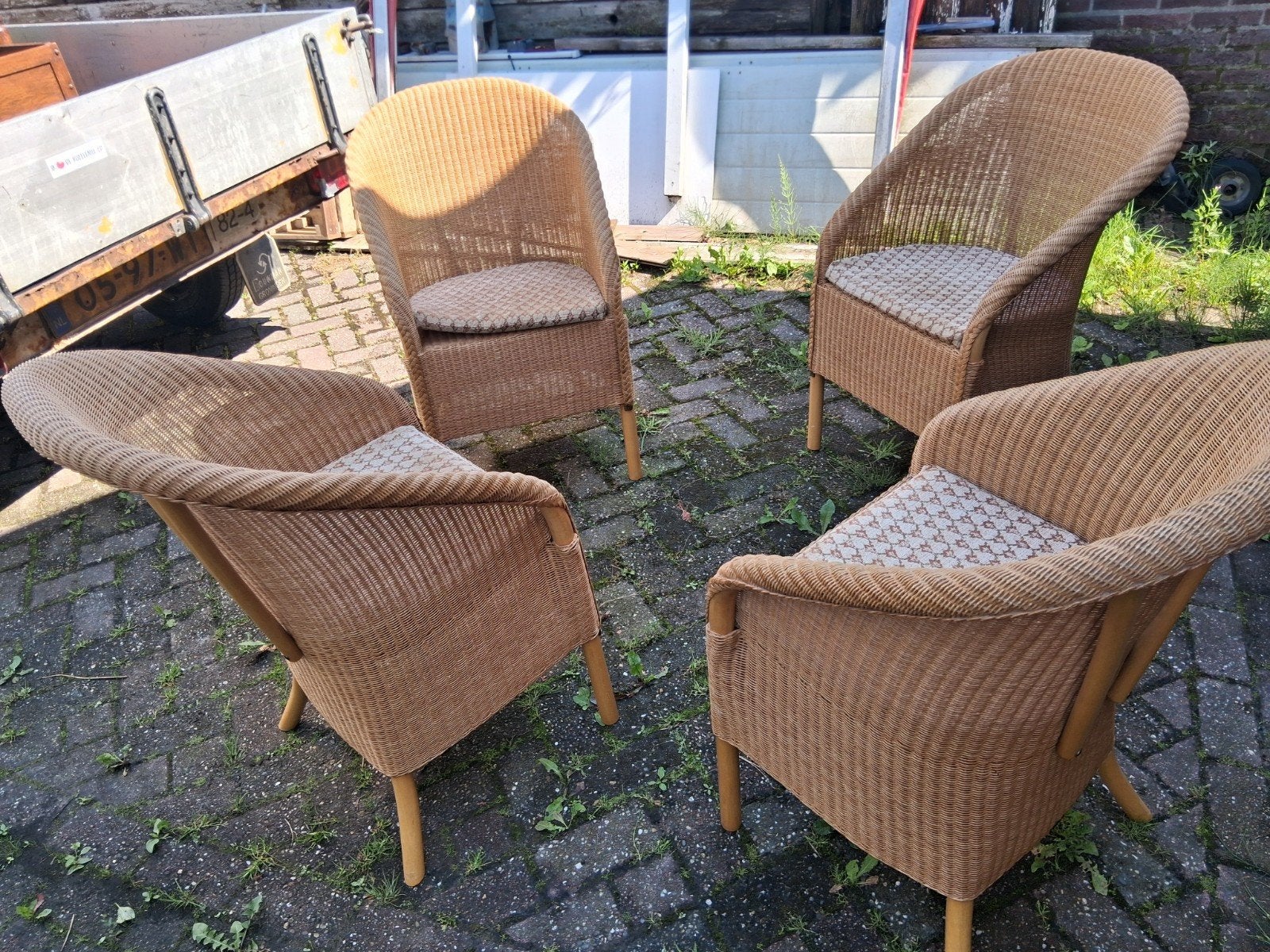 Vier stevige hele stoelen, Ophalen