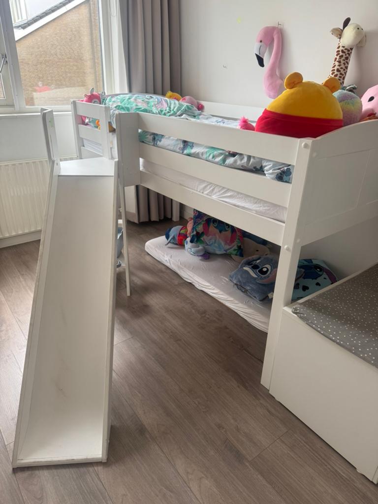 Kinderbed.  Hoogslaper met glijbaan.  In het wit., Kinderen en Baby's, Kinderkamer | Stapelbedden en Hoogslapers, Ophalen, Zo goed als nieuw