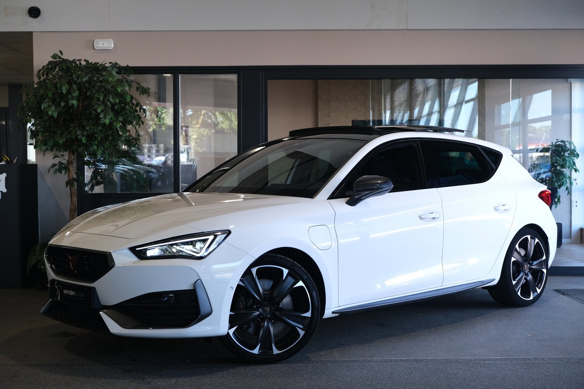 CUPRA Leon 1.4 e-Hybrid VZ 245PK Pano Led Cam Navi Virtual A, Auto's, Dealer onderhouden, 77 km/l, Gebruikt, Zwart