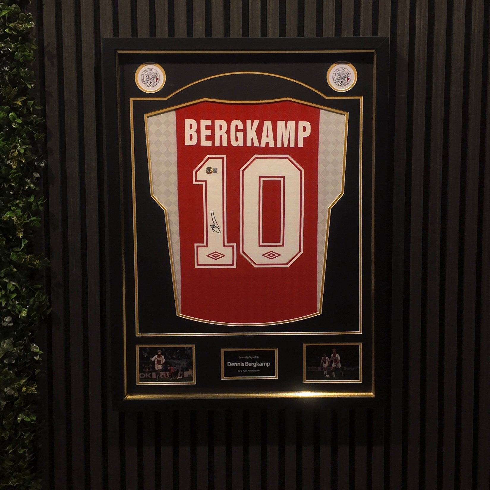 Dennis Bergkamp gesigneerd shirt Ajax 1990 ingelijst Beckett, Verzenden, Nieuw, Ajax, Shirt