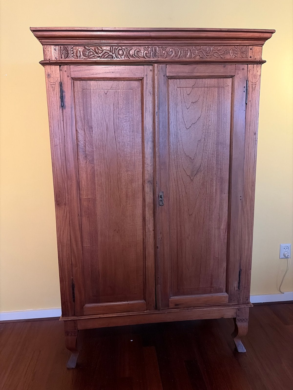 Antieke houten kast met houtsnijwerk, Ophalen