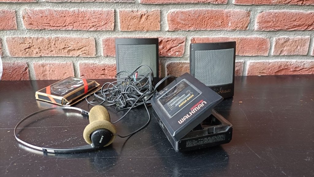 vintage Sony walkman met koptelefoon en 2 boxjes, Ophalen of Verzenden, Walkman