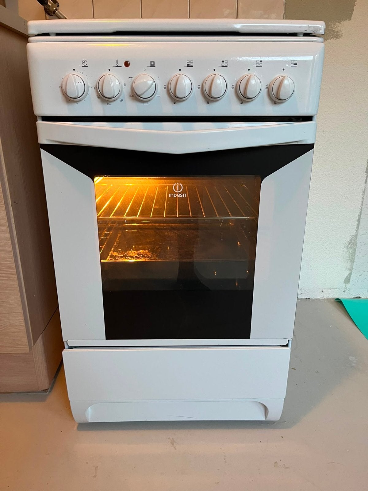 Indesit Vrijstaand Gasfornuis met Oven - Gebruikt, Witgoed en Apparatuur, Fornuizen, Ophalen, Gebruikt, 60 cm of meer, 4 kookzones