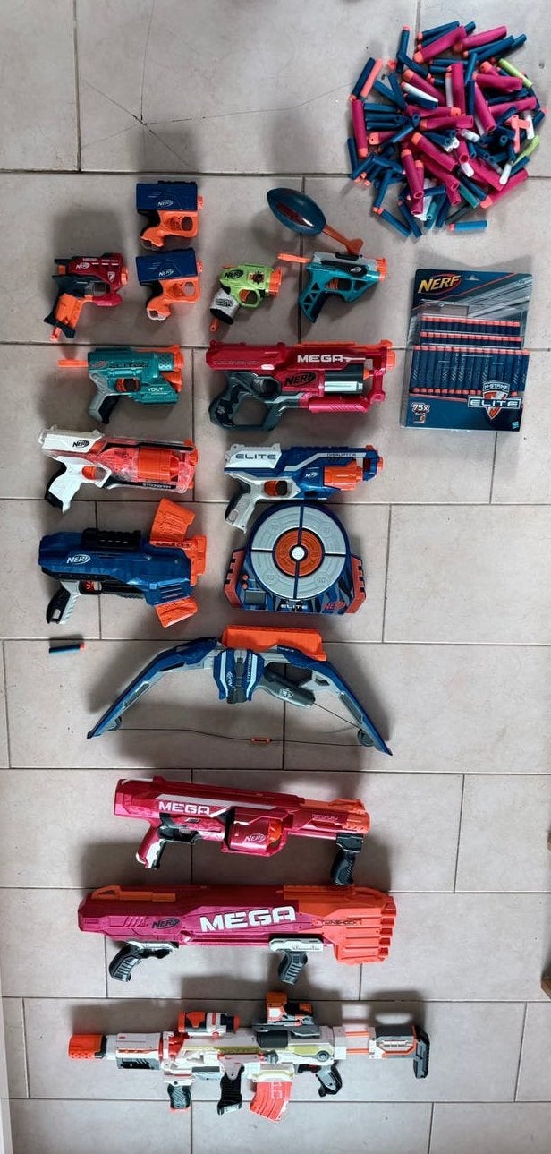 Grote Nerf verzameling 16 stuks (incl voorraad pijltjes), Ophalen of Verzenden, Zo goed als nieuw