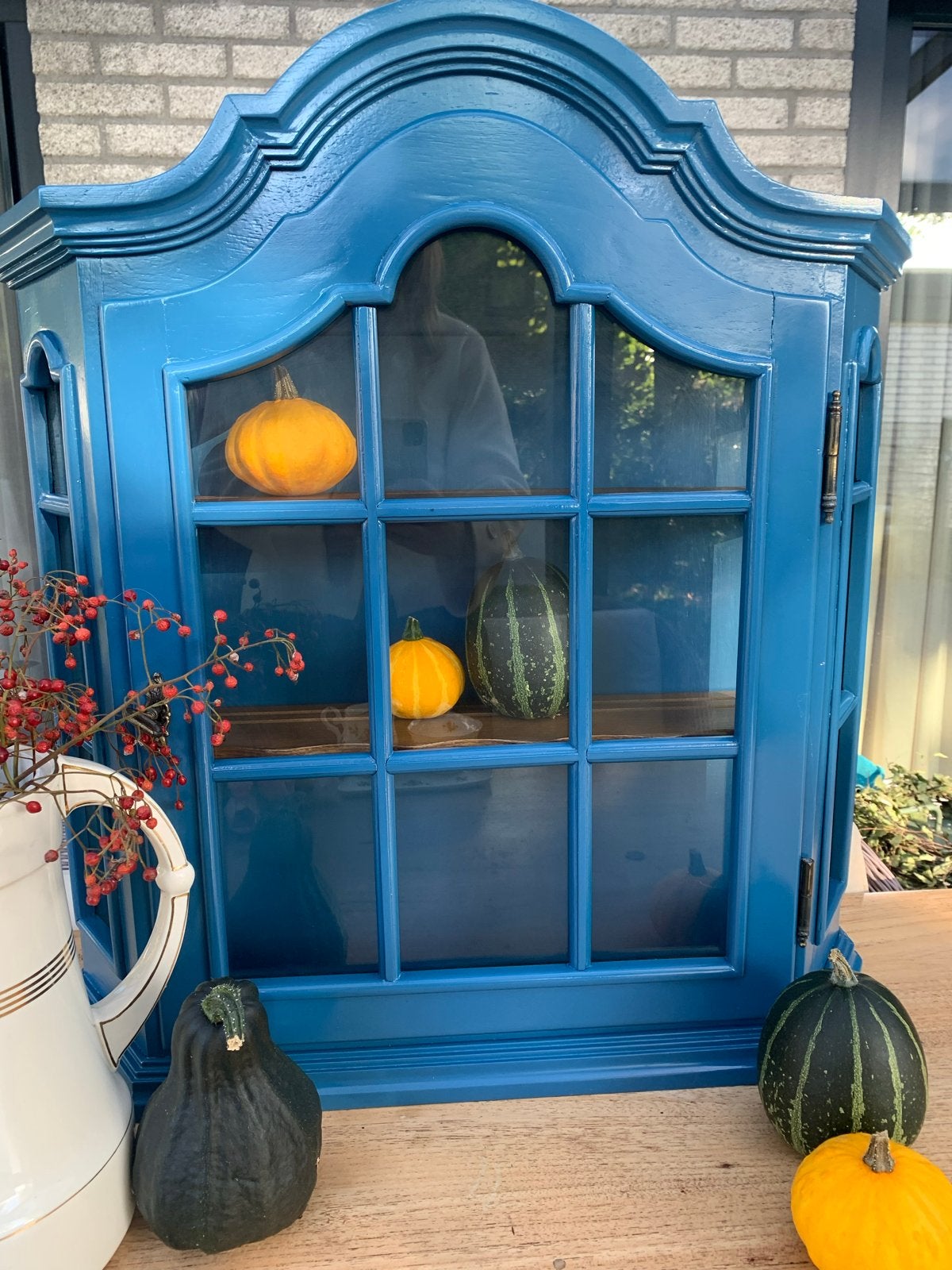Antiek vintage blauw vitrine hangkastje, Huis en Inrichting, Minder dan 50 cm, Met deur(en), Ophalen of Verzenden, Minder dan 25 cm