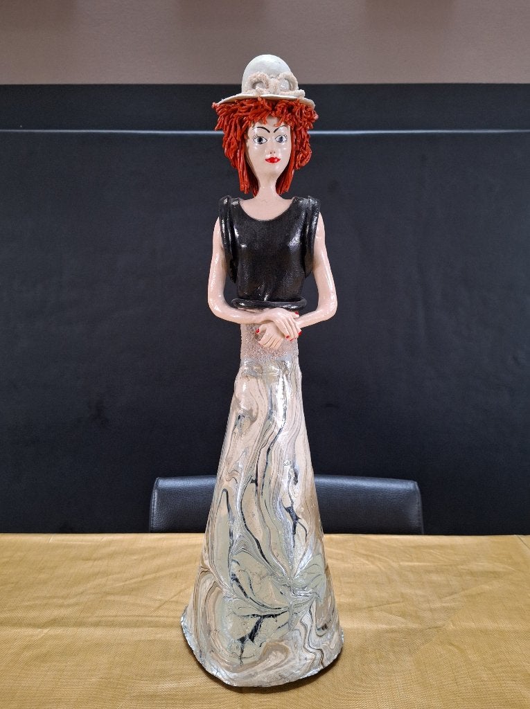 beeld sculptuur Riet Blenke Borgerink dame met hoed h= 53cm, Beeld, Modern, Meerkleurig, 50 - 100 cm