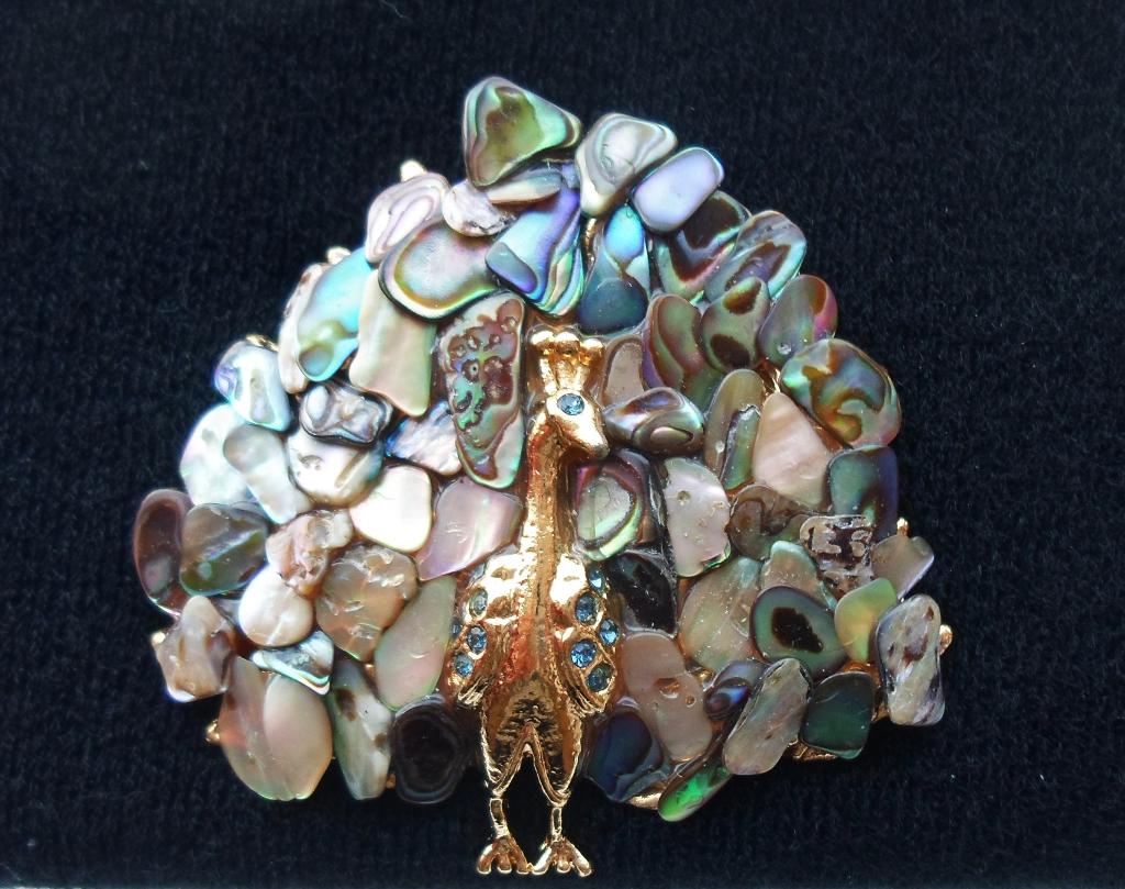 Sjaalclip. Atelier Canavate Riera. Pauw met parelmoer., Ophalen of Verzenden, Nieuw, Goud, Overige materialen