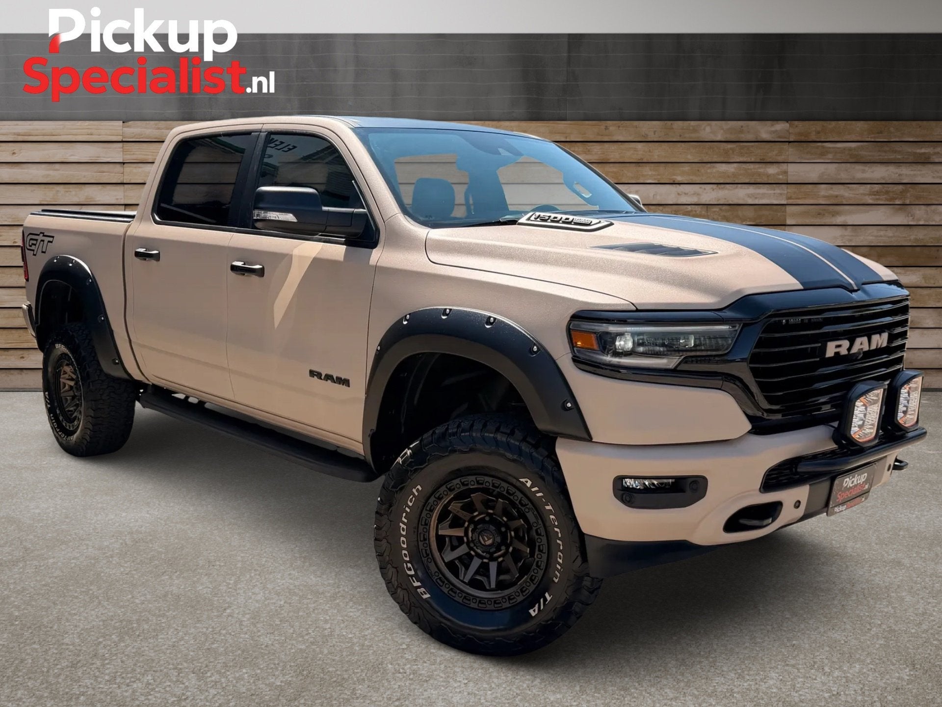 Dodge RAM 1500 5.7 V8 4x4 Crew Cab ,TAUPE , VERHOOGD , GT ,, Auto's, Automaat, Dealer onderhouden, Bedrijf, RAM 1500