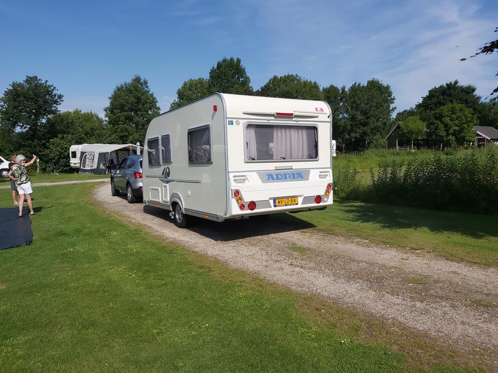 Zeer nette Adria 432PS - 2002 met royale voortent + mover, Standaardzit, Omvormbare zithoek, 750 - 1000 kg, Particulier