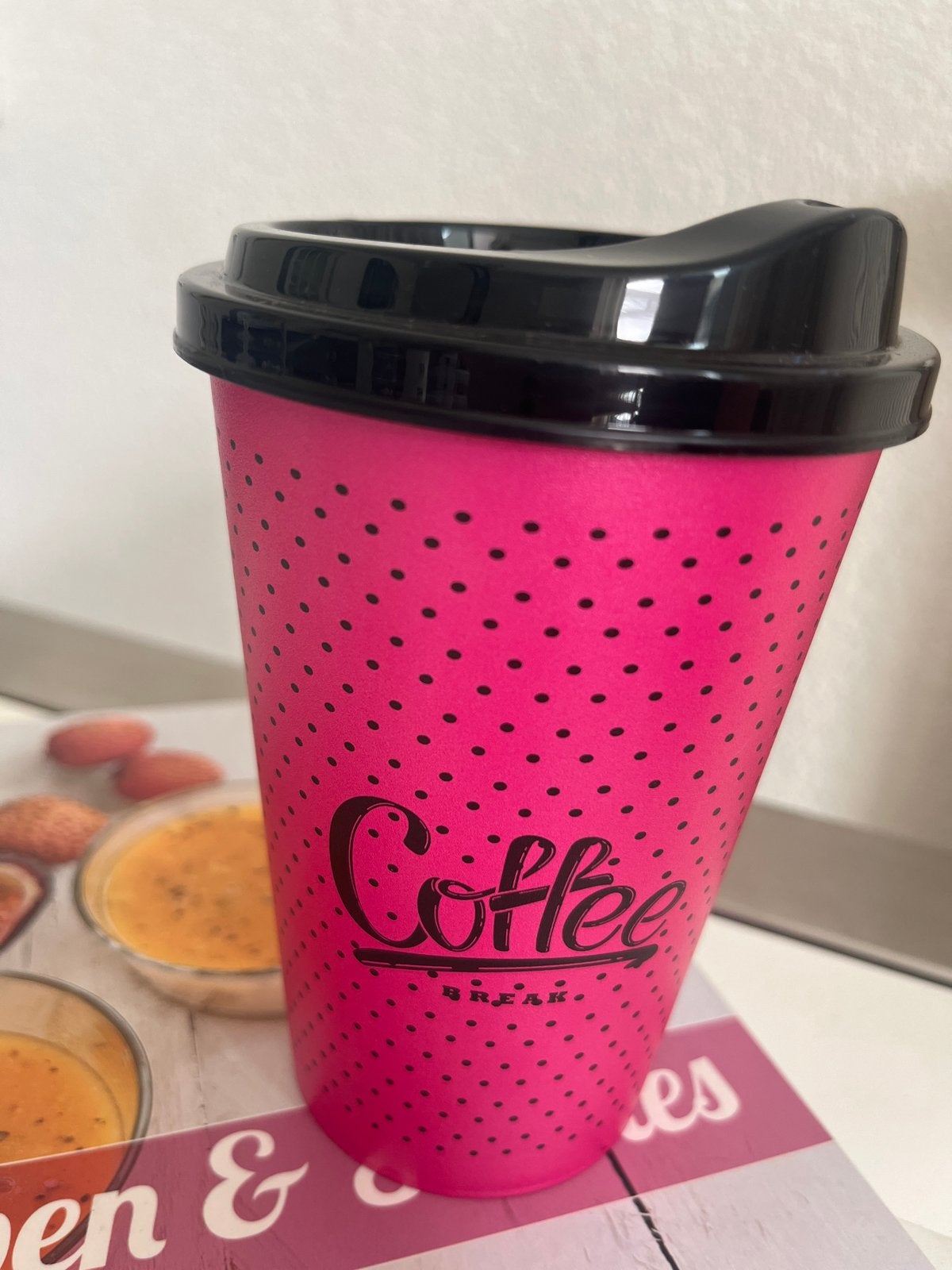 Nieuwe roze/zwarte to go koffiebeker, Overige typen, Verzenden, Nieuw, Roze