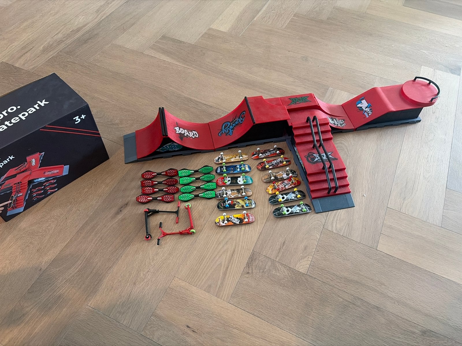 Jespro Skatepark met 15 Fingerboards en 2 Steppen, Ophalen, Zo goed als nieuw