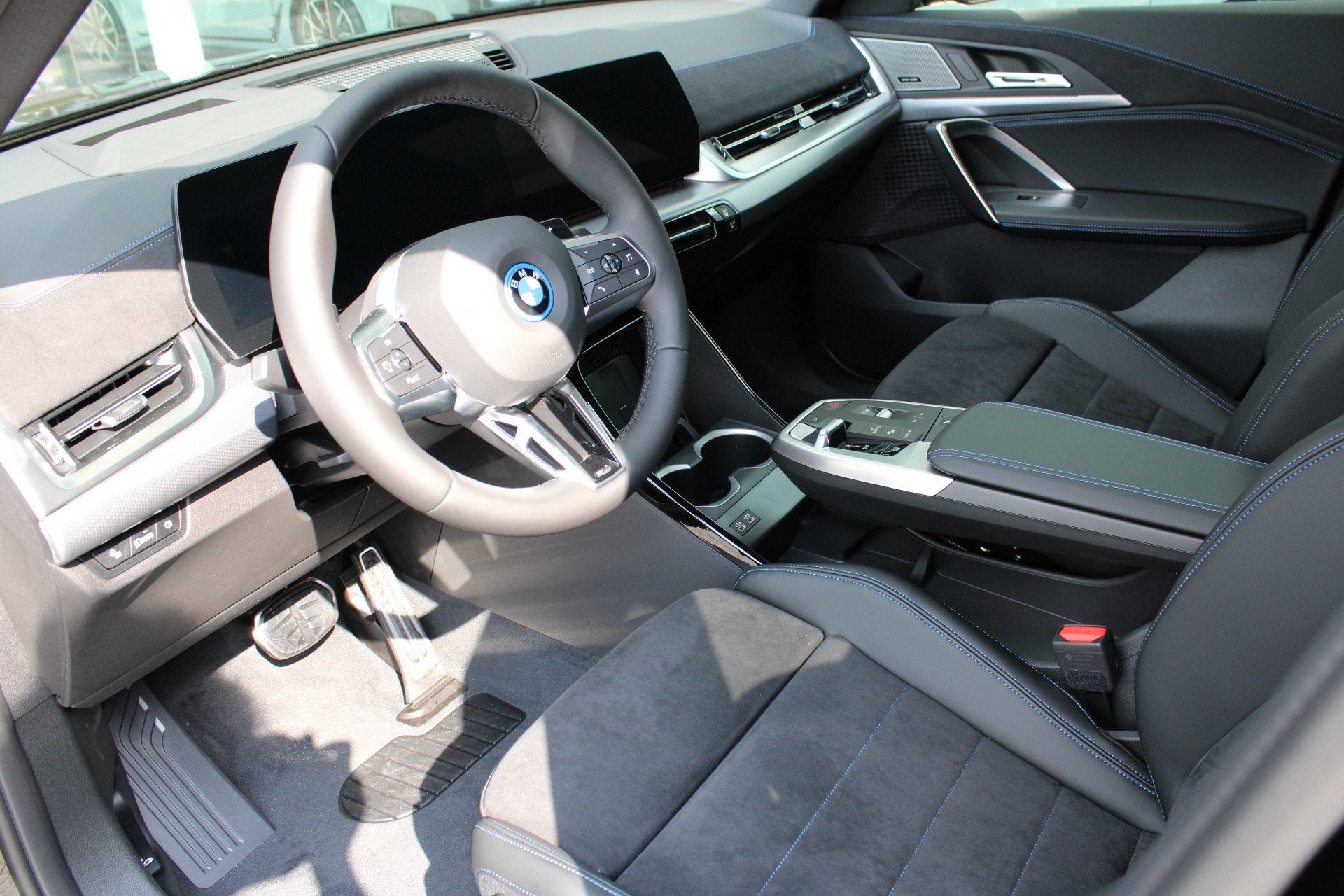 BMW X1 xDrive25e M Sport Automaat / Panoramadak / Trekhaak /, Auto's, Stoelverwarming, Zwart, Zwart, Bedrijf