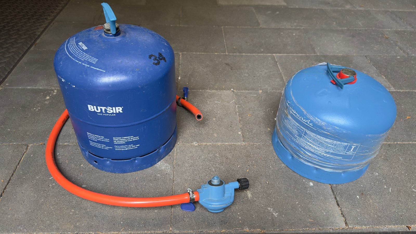 In Den Bosch; Butsir & Campingaz gasflessen, drukregelaar., Ophalen, Gebruikt