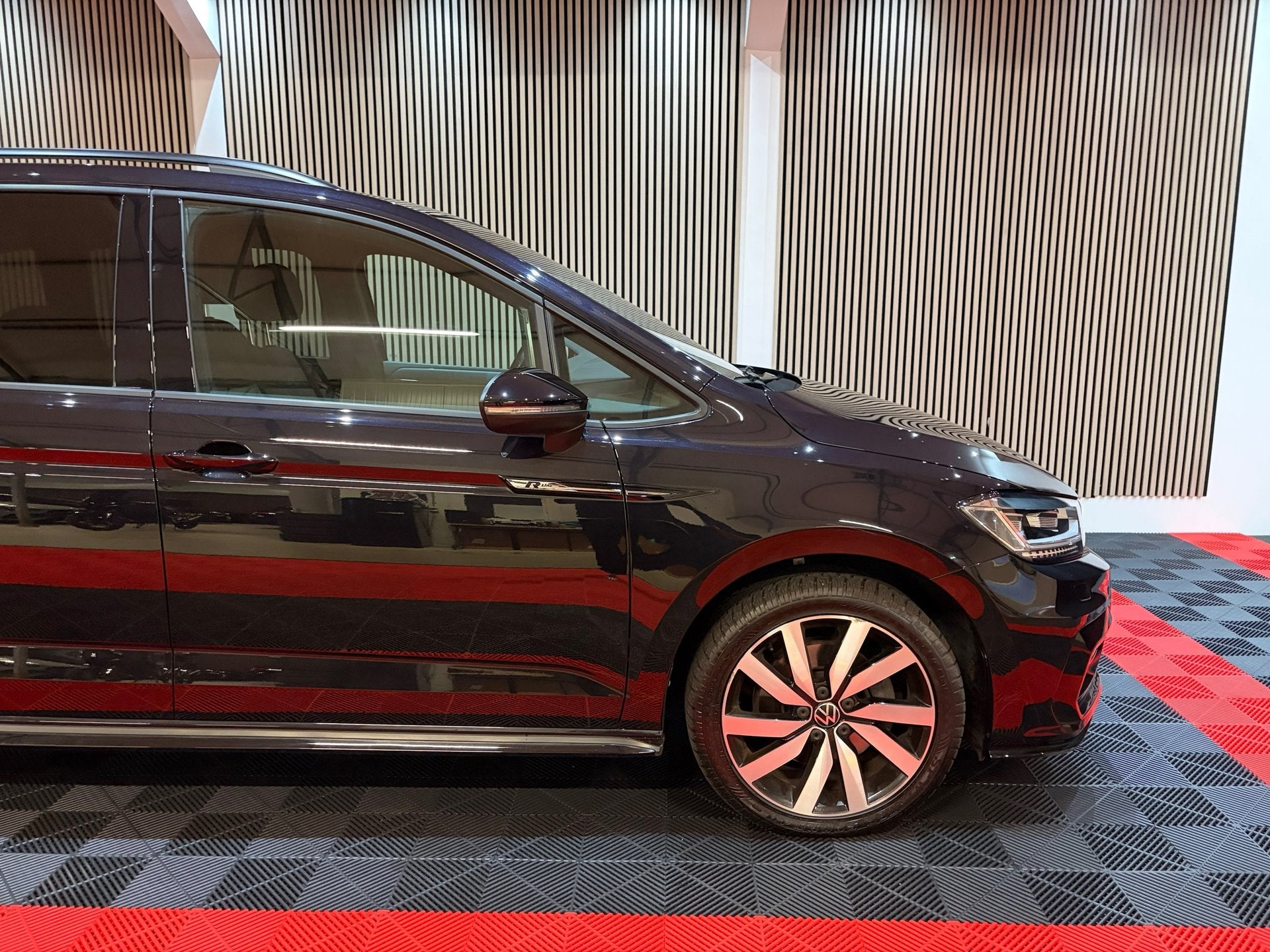 Foto 3 van Volkswagen Touran 1.5 TSI Highline Executive R-Line-pakket 7