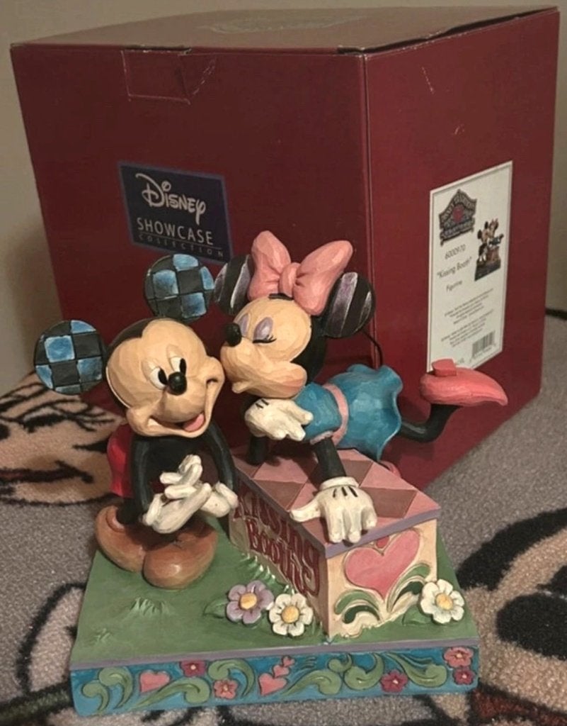 Disney Traditions – Kissing Booth – Mickey & Minnie Mouse, Ophalen of Verzenden, Mickey Mouse, Nieuw, Beeldje of Figuurtje