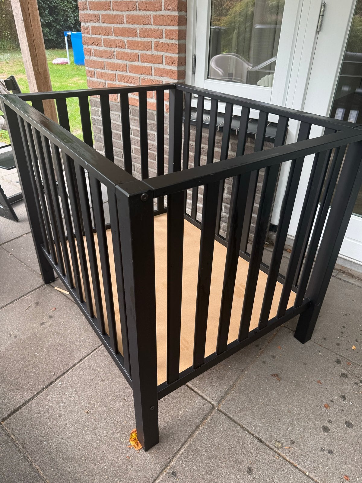 Zwarte houten box, Ophalen, Gebruikt, Vierkant, Boxkleed