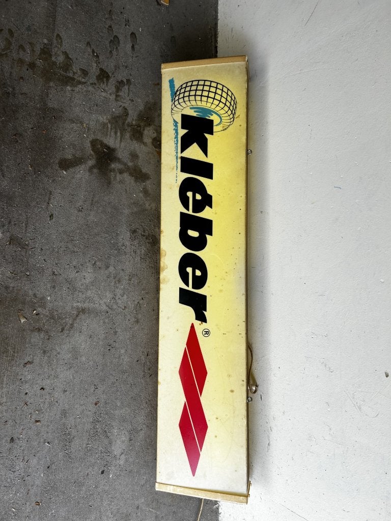 Lichtreclame Kleber autobanden, Verzamelen, Merken en Reclamevoorwerpen, Ophalen, Gebruikt, Lichtbak of (neon) lamp