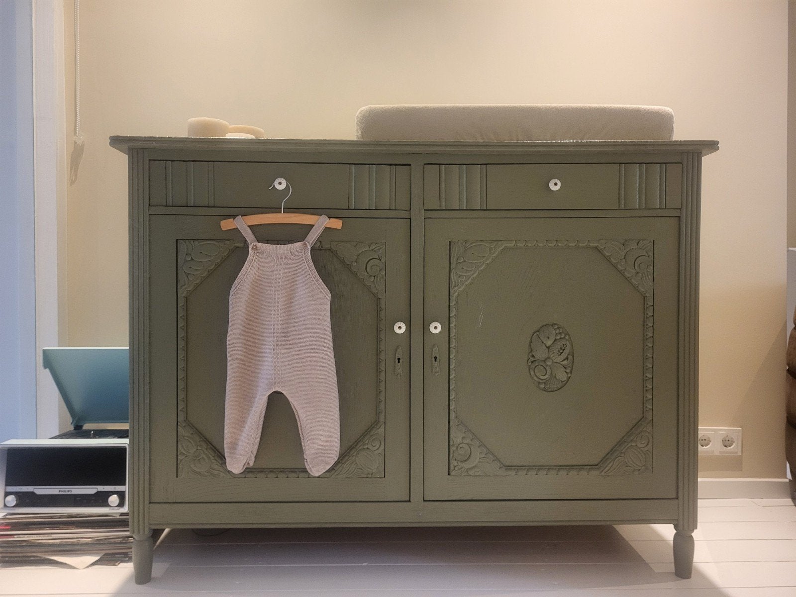 Vintage Commode met Houtsnijwerk - Verschoonmeubel/Kast, Ophalen, 50 tot 70 cm, Voetruimte, 100 cm of meer