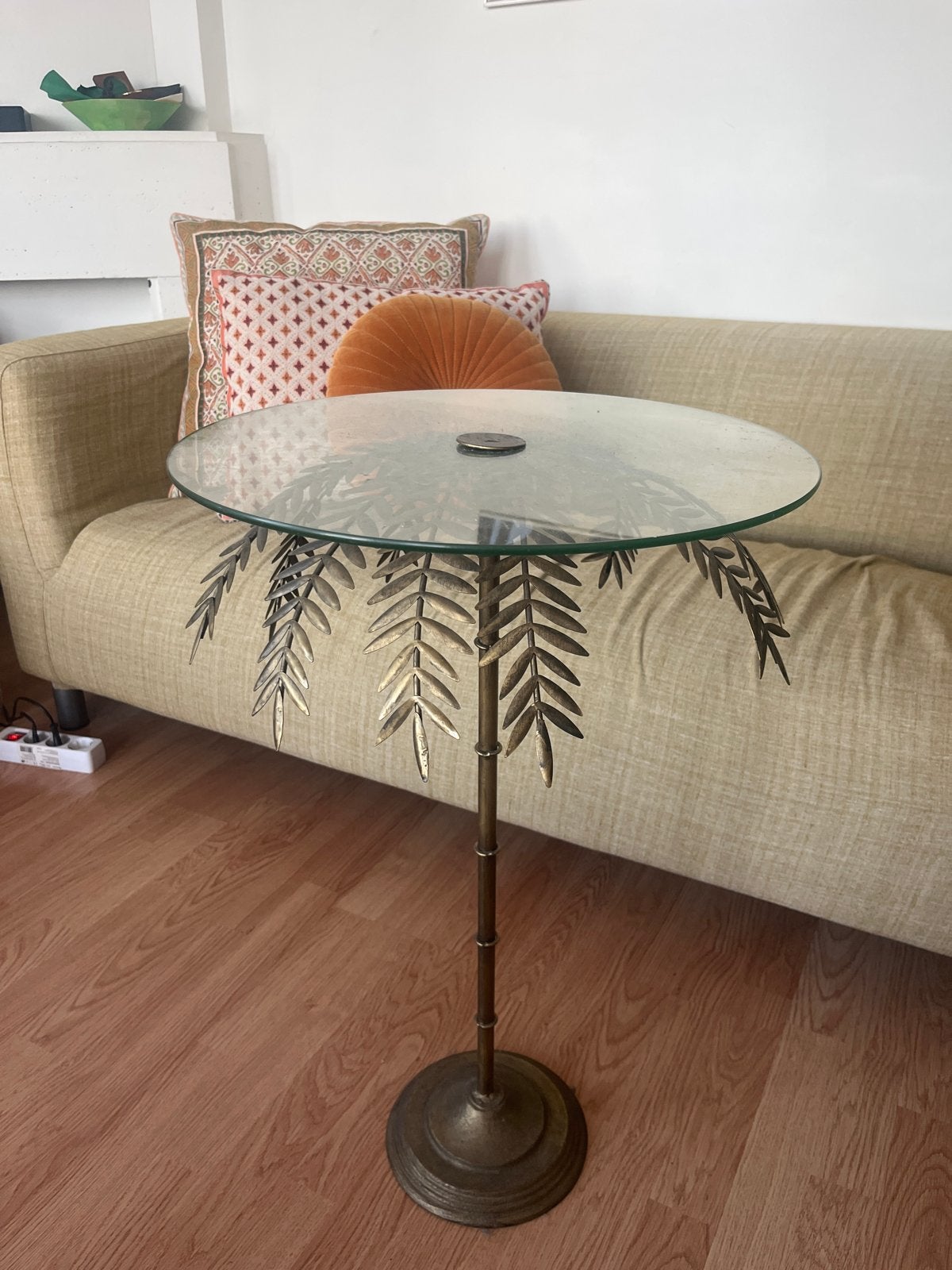 Elegant Glazen Bijzettafeltje met Bladmotief, Huis en Inrichting, Tafels | Bijzettafels, Ophalen, Minder dan 55 cm, Gebruikt, Rond
