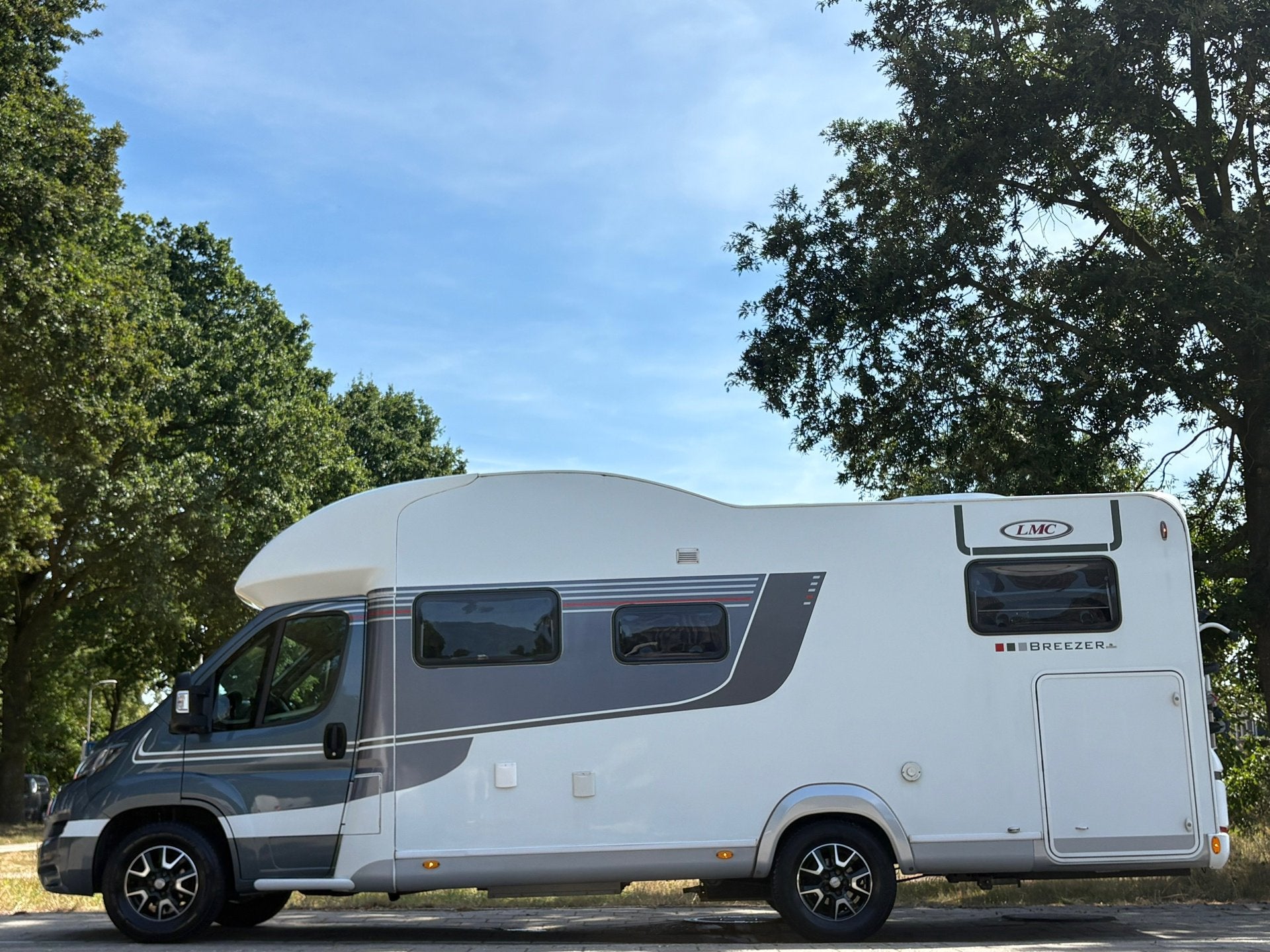 Lmc H737 |CAMPER|150PK|Automaat|EURO6|cruise|airco|achteruit, Caravans en Kamperen, Campers, Automaat, Dakluik, Bedrijf, Diesel