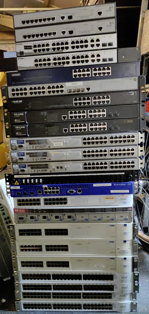 Partij van 23 switches/routers/firewalls 10-100-1000 | 18-5, Ophalen, Gebruikt