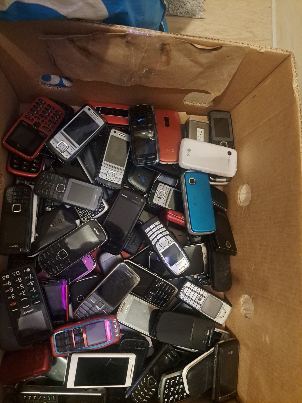 TE KOOP PARTIJ VAN 400 STUKS NOKIA TELEFOONS, Gebruikt, Zwart, Ophalen of Verzenden, A