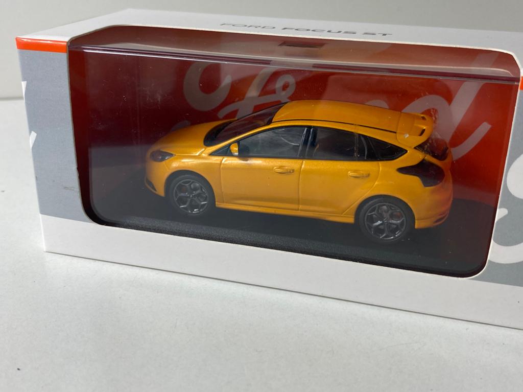 1:43 FORD FOCUS ST 2011-in dealer box-new/excellent, Ophalen of Verzenden, Nieuw, Auto, Overige merken