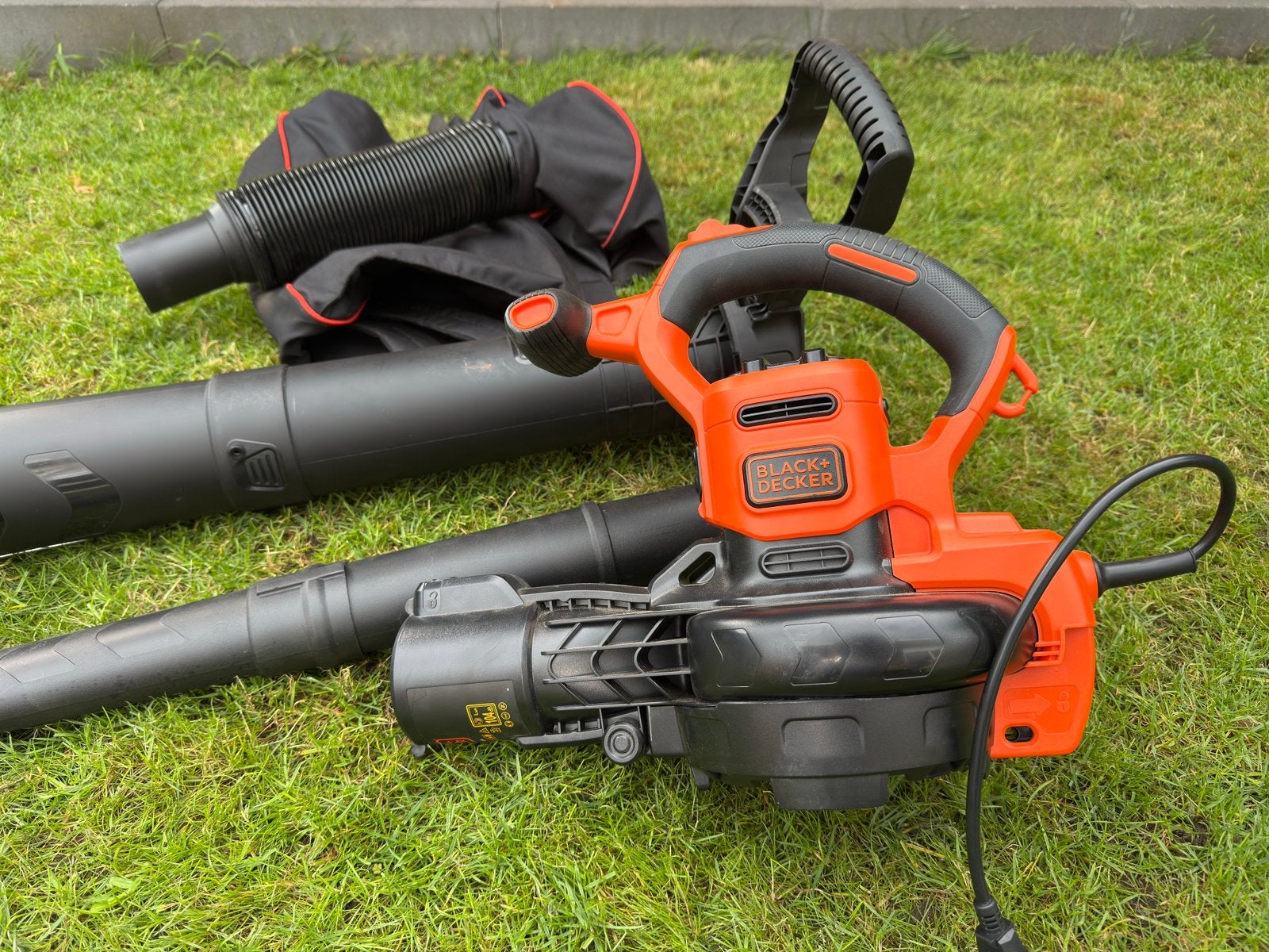 Black en Decker BLV300 Type 2 / 3 in 1 bladblazer en -zuiger, Ophalen, Met opvangzak, Ruggedragen, Zo goed als nieuw