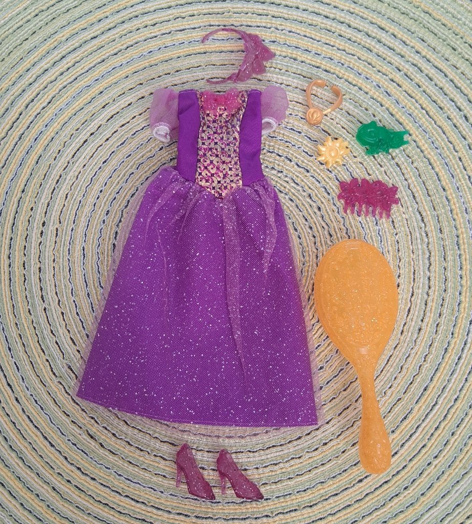 Disney - Kledingsetje voor Rapunzel pop, Ophalen of Verzenden, Gebruikt, Barbie