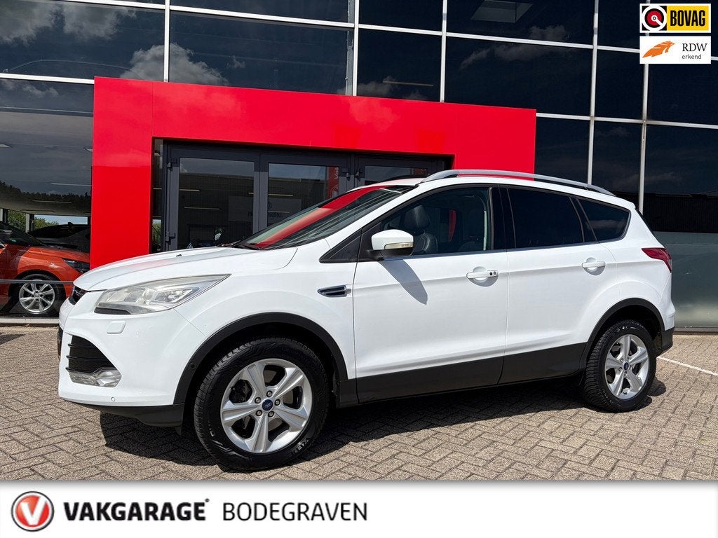 Ford Kuga 1.6 Titanium Plus 4WD / panoramadak / trekhaak, Auto's, Ford, Gebruikt, Zwart, 4 cilinders, Wit