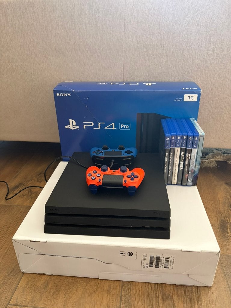 PS4 Pro + 7 Games + 2 Controllers – Complete Set