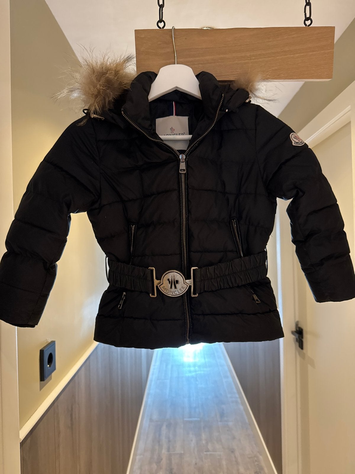 Moncler kinderjas met bontkraag - Zwart, Ophalen of Verzenden, Zo goed als nieuw, Jongen of Meisje