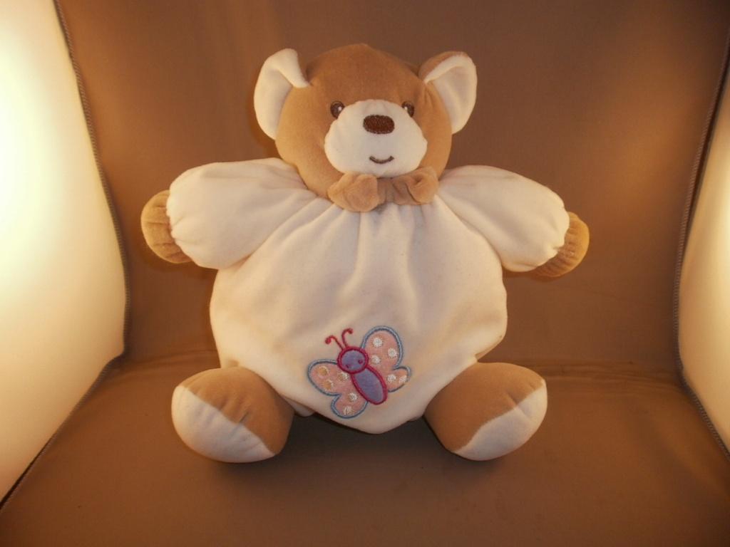 doudou ours beer bruin crème rammel met vlinder op buik, Beer, Ophalen of Verzenden, Zo goed als nieuw, Middelgroot (20 tot 80 cm)