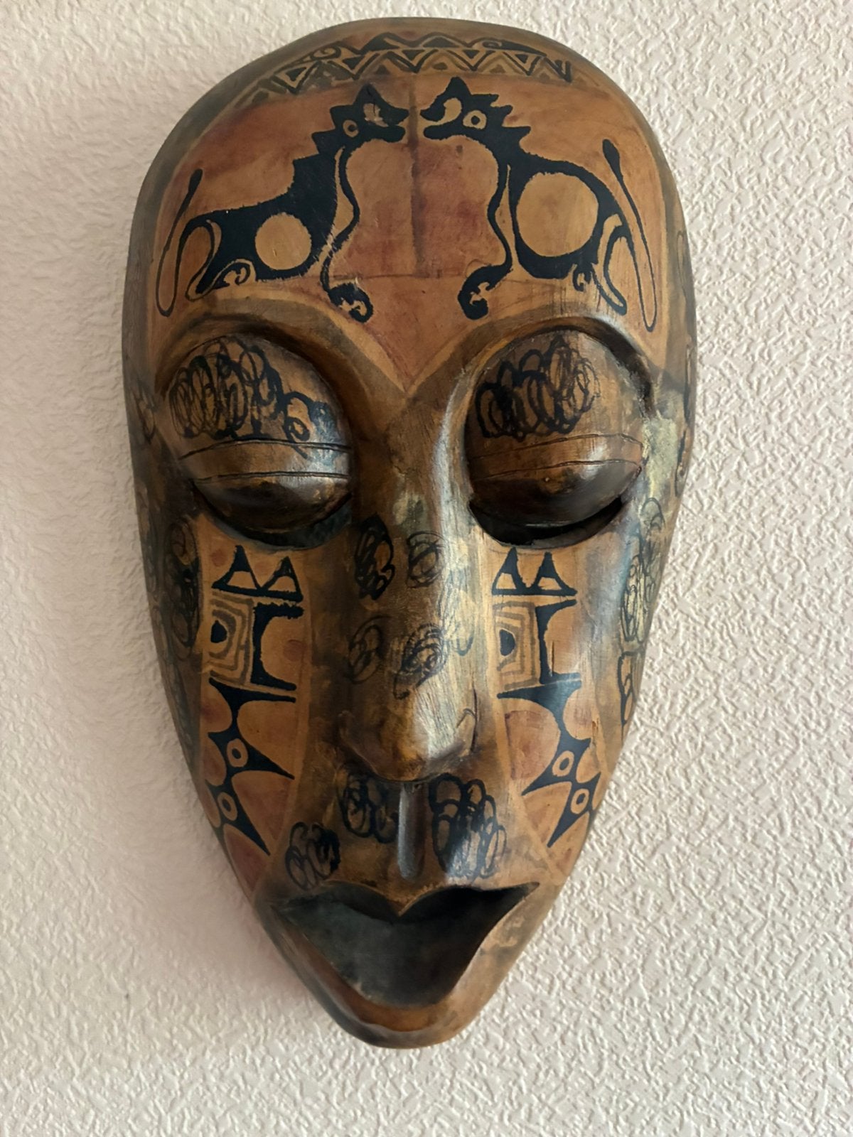 Decoratief Houten Masker met Afrikaanse Motieven, Antiek en Kunst, Hout, Afrika, Masker, Ophalen of Verzenden