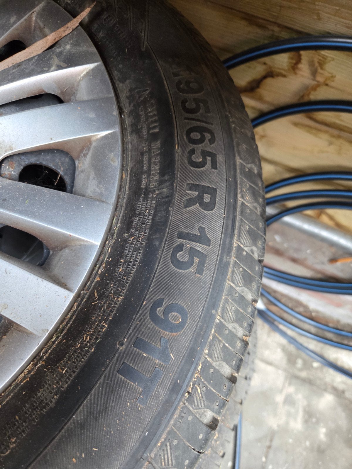 Zomerbanden Continental 195/65 R15 met wieldoppen, Auto-onderdelen, Banden en Velgen, Ophalen, Gebruikt, 15 inch, Banden en Velgen