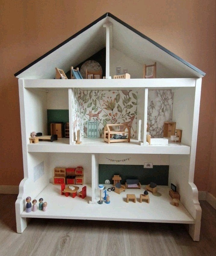 Groot houten poppenhuis / barbiehuis (met poppen meubels), Ophalen, Poppenhuis