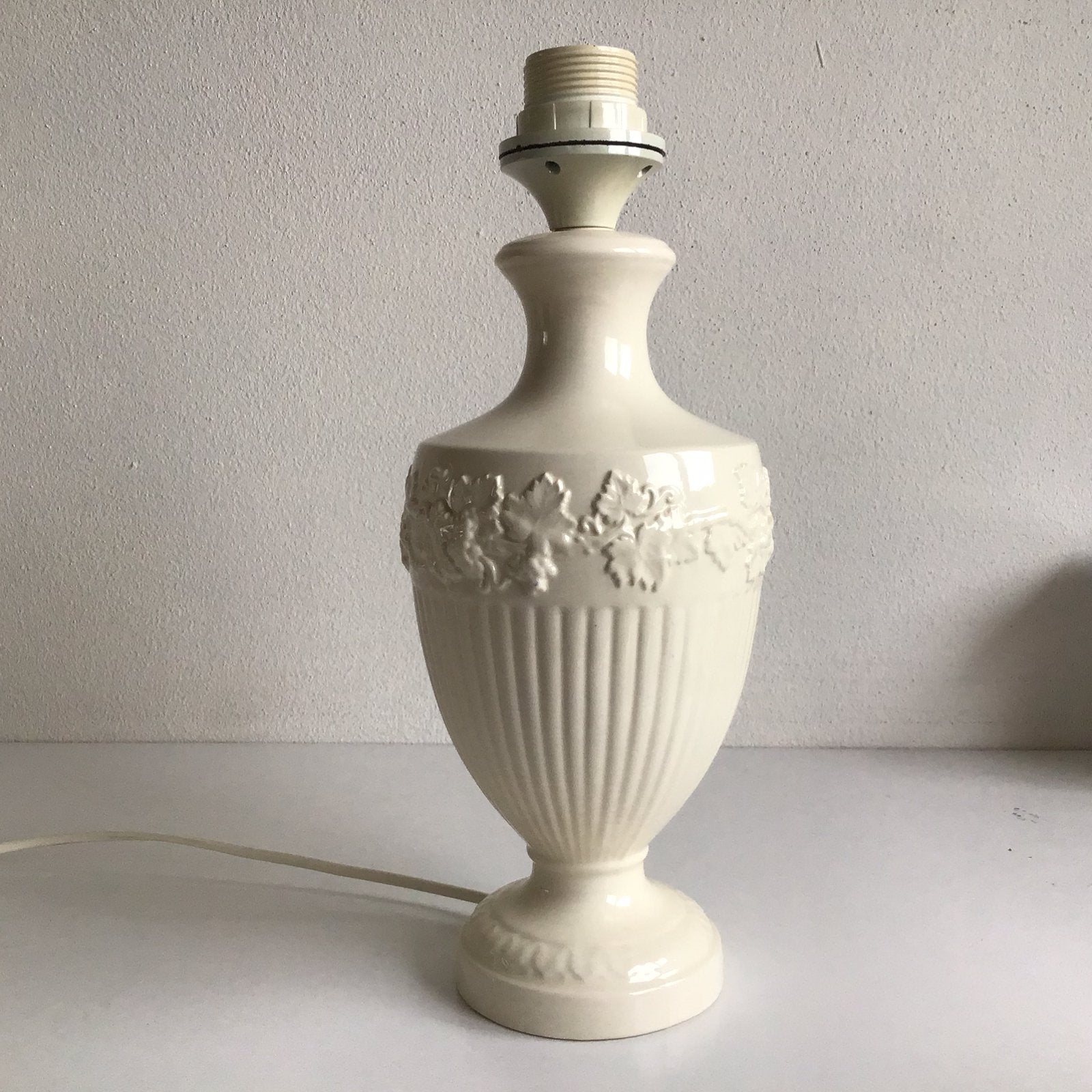 Wedgwood Edme lampenvoet druivenranken 27.5 cm — NIEUW, 28 cm, Keramiek, Met schakelaar, Nieuw