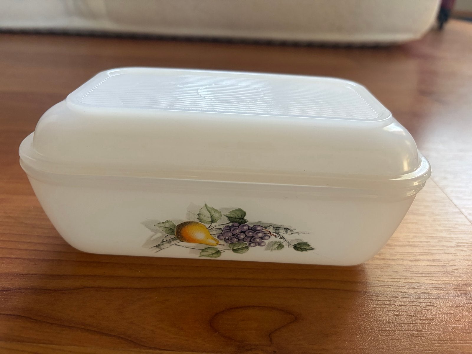 Vintage botervloot met fruitdecoratie. Arcopal, Ophalen of Verzenden, Zo goed als nieuw, Wit, Glas