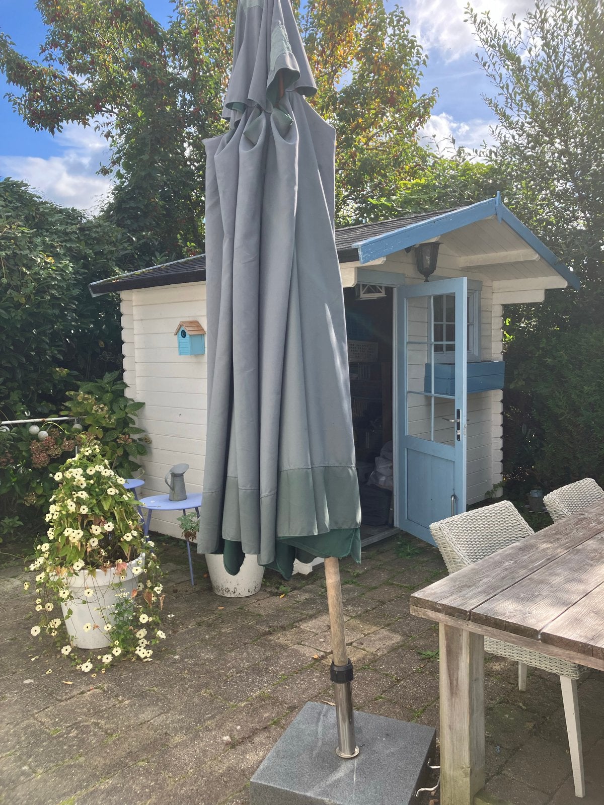 Grote parasol met stevige granieten voet, Tuin en Terras, Ophalen, Gebruikt, 3 tot 4 meter, Stokparasol