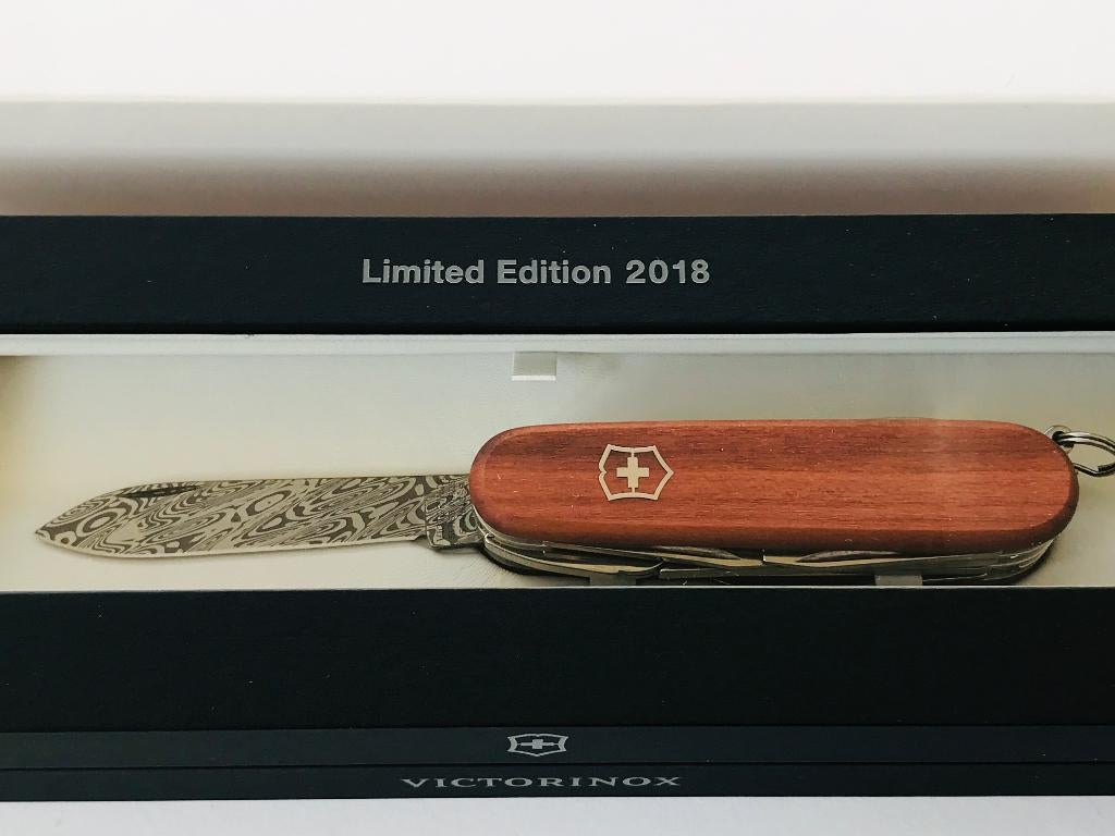 VICTORINOX Damast 2018 DELUXE TINKER Wood Swiss zakmes, Ophalen of Verzenden, Nieuw