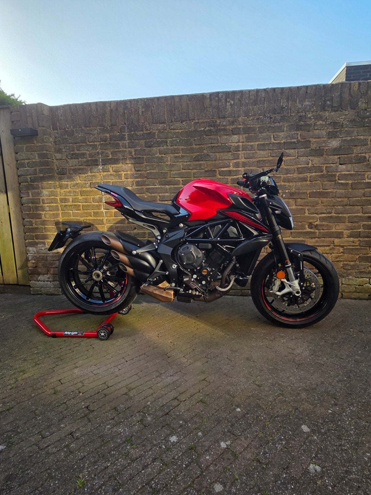 Showroomstaat! MV AGUSTA 800 dragster rosso 2021 met 2327km!, Motoren, Motoren | MV Agusta, Particulier, Naked bike